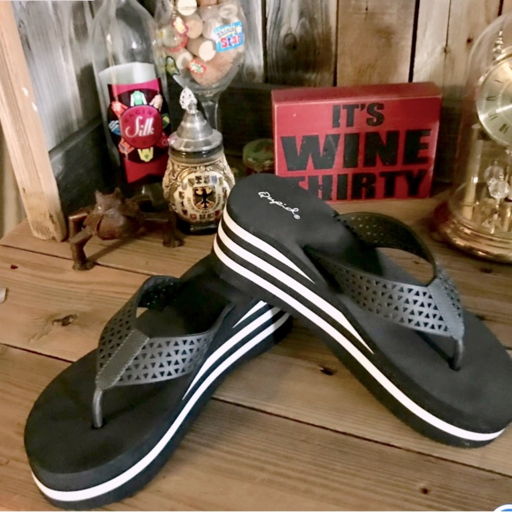 Wedge heel Black flip flops